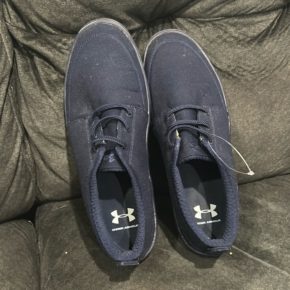 Under armour slip on shoe 
M8